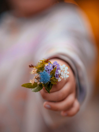 Hand-Flowers-P